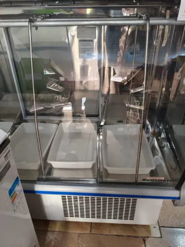 Balcão frio de carne 