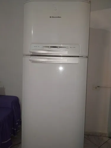 Geladeira Electrolux df46 frost free,com problema ,liga começa a gelar depois para 