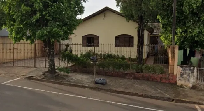Casa na área central de Ibiporã, rua Rui Barbosa, próximo a Avenida dos Estudantes.