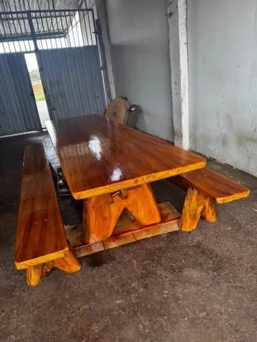 Mesa Grande Artesanal em madeira bem envernizada com bancos