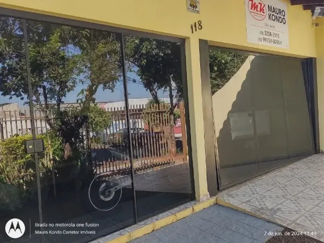 Aluga-se imóvel comercial/ casa com 220, 57 m da Avenida Paraná, ideal para escritório.