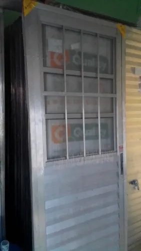 Porta de alumínio com detalhes e vidro