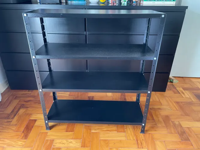 Estante de metal preta