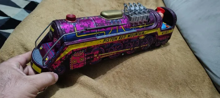 Trem antigo de lata 