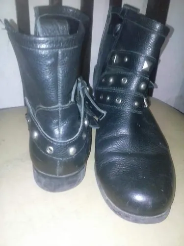 Bota estilosa com pirâmide de metal n° 39