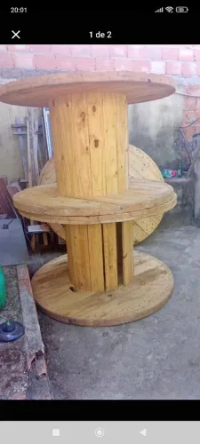 Mesa de madeira rústica feita de carretel