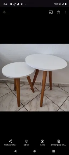 Mesas de canto com pés de madeira