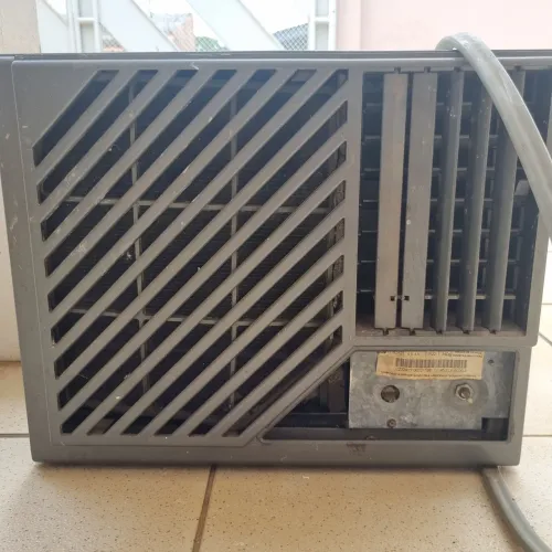 Ar-condicionado de gaveta usado para retirar peças