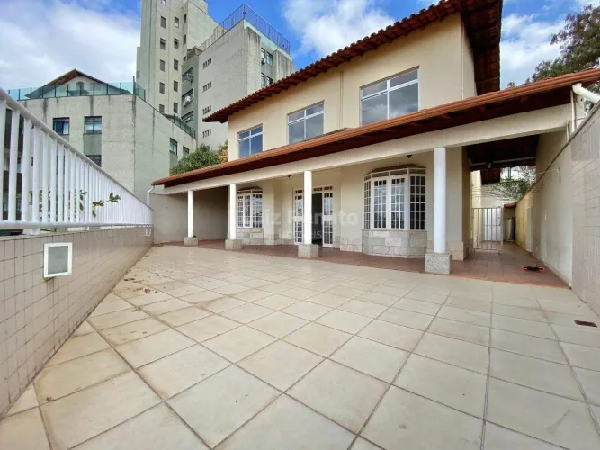 Casa com 4 Quartos e 5 banheiros para alugar no bairro São Bento
