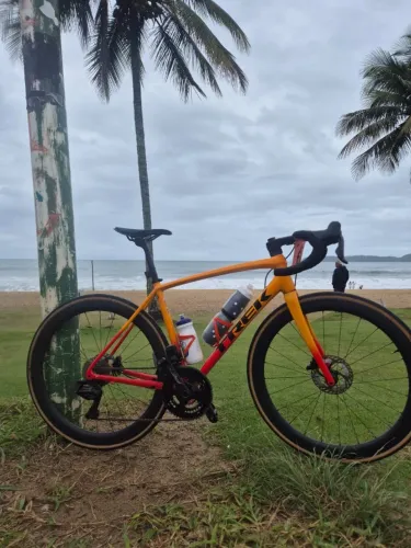 Speed / Roadbike Trek Emonda ALR Tam 54 com medidor de potência 165mm e rodas carbono 50mm