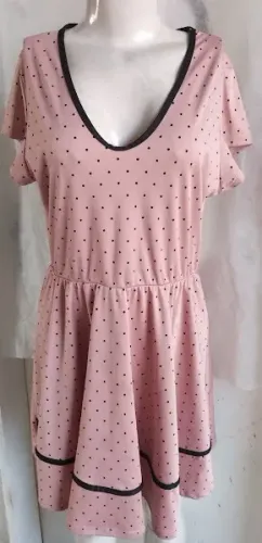 Vestido rosa com bolinhas pretas