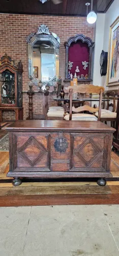 Móveis antigos, baú de madeira antigo, antiguidades