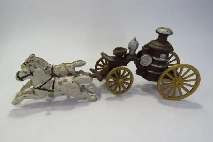 ANTIGA CARROÇA DE BOMBEIRO, feita em Ferro Fundido. Apresenta marcas do tempo. 