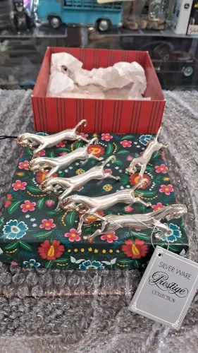 Descanço/Apoiador formato de 6 cavalinhos. Medidas 8 cm comprimento 