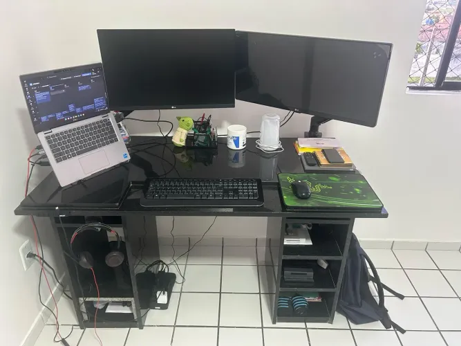 Mesa de escritório feita de  granito preto 