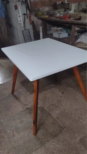 Mesa de jantar retangular branca com pés de madeira