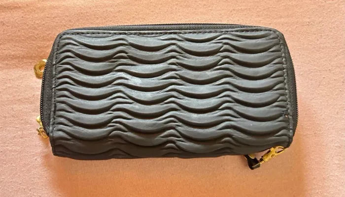 Carteira feminina preta com detalhe em ondas