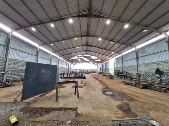 Galpão industrial com estrutura para ponte rolante e amplo pátio à venda em Matozinhos MG.
