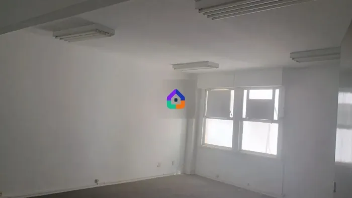 Sala comercial no Centro do Rio disponível para locação.