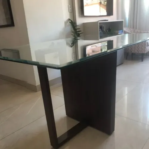 Mesa retangular com tampo de vidro