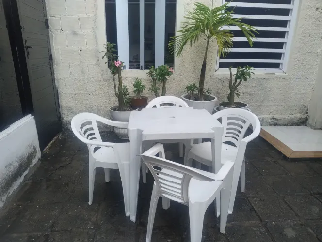 Mesa plástica com cadeira 