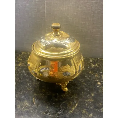 Bomboniere com cena floral em metal dourado e estilo árabe com tampa.