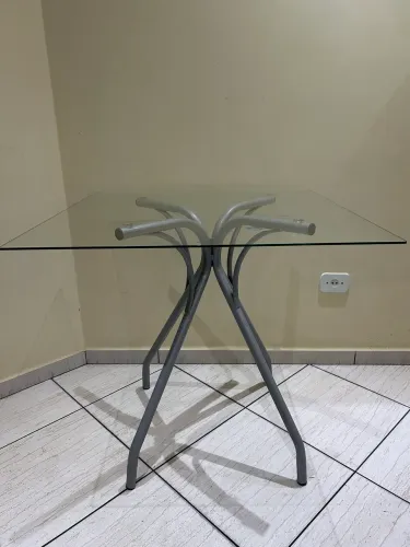 vendo mesa de vidro, quadrada.