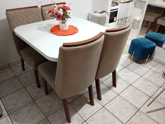 Mesa de Jantar de Vidro e MDF para 4 lugares com 4 cadeiras acolchoadas