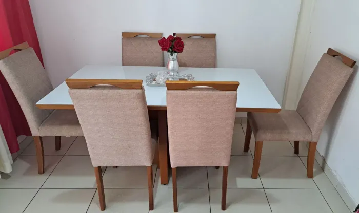 Mesa com 6 cadeiras acolchoadas (MDF)