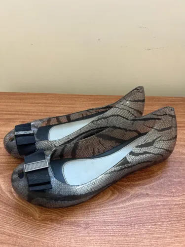 Sapatilha Melissa Ultragirl com estampa de cobra e laço 38