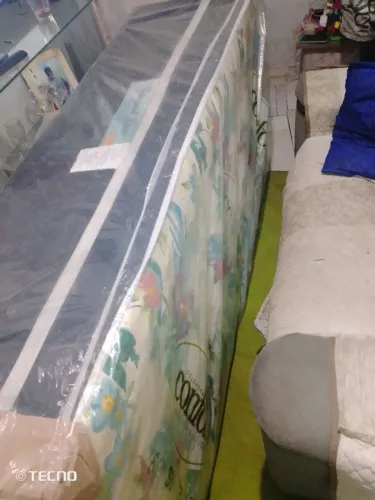 Cama de solteiro no plástico ainda *