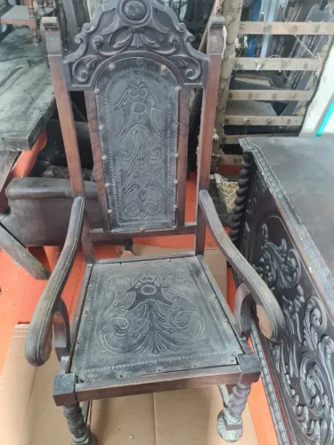 Móveis antigos ?Manuelino?