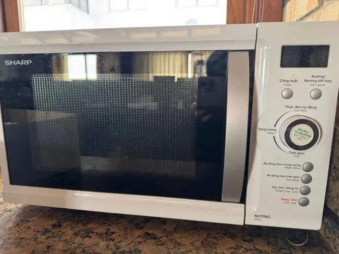 Microondas Sharp 220V. Pouco uso.