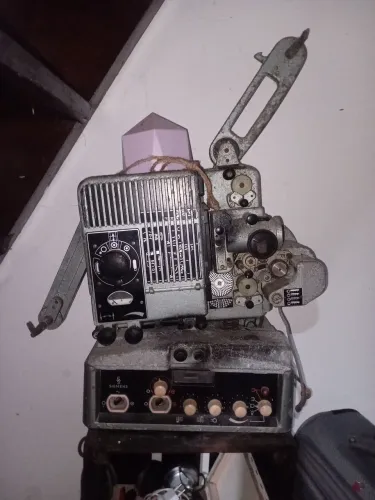 Vende-se máquina de cinema