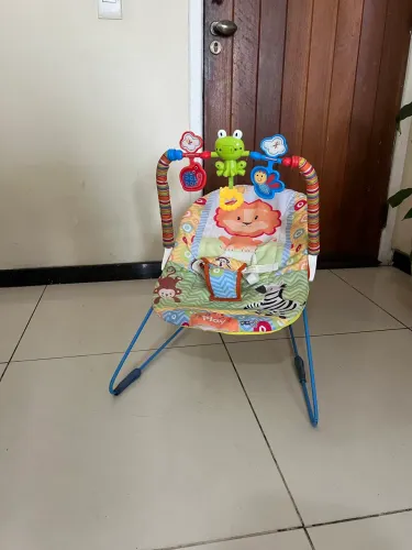 Cadeirinha bebê Fisher price ! Unissex vibra ! Brinde roupas bebê ! Unissex  ! 