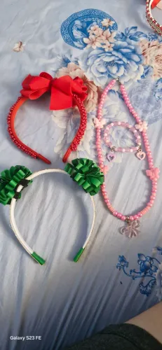 2 tiaras e um kit colar infantil (usado)