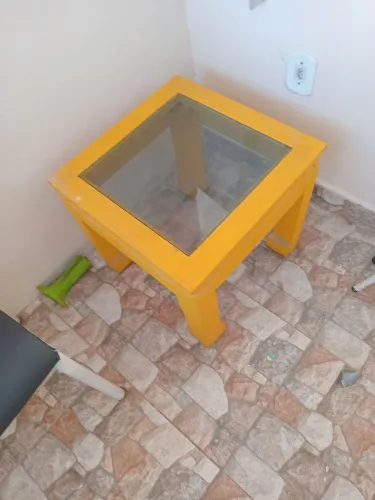 Vendo mesa de centro, de madeira maciça, 50 um painéis pra tv,30 um tapete40 um roteador