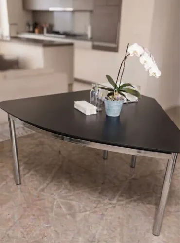 Mesa triangular em vidro preto ( 1 cm de espessura) medindo aproximadamente 1,60 X 1,60