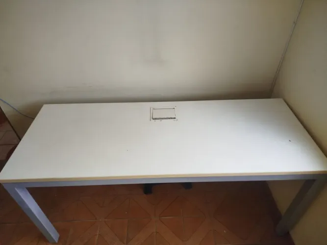 Mesa De Escritório Diretoria Reta Branca Com Caixa De Tomadas E Pé Painel/Industrial