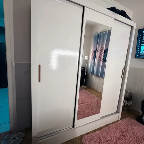 Guarda roupa semi novo 1,80 de largura por 2,10 de altura
