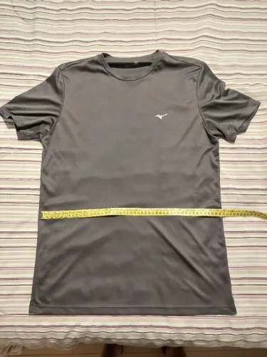 Camiseta cinza Mizuno p/ academia