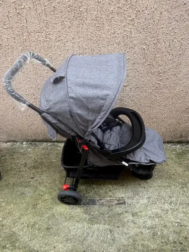 Carrinho de Bebê Cinza 