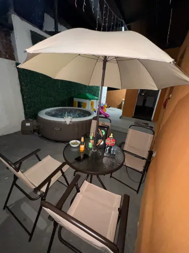 Hidromassagem Inflável + Mesa c/ 4 cadeiras