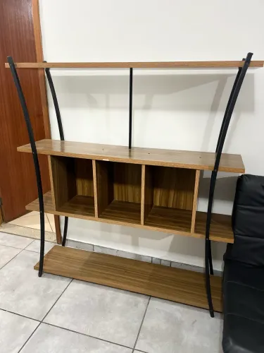 Estante de madeira para sala