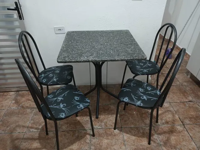 Mesa de cozinha com 4 cadeiras