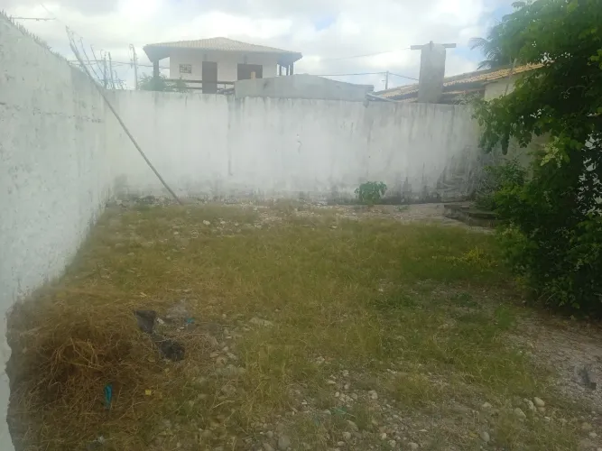 Vendo ótima casa com um terreno ao lado medindo 240m2