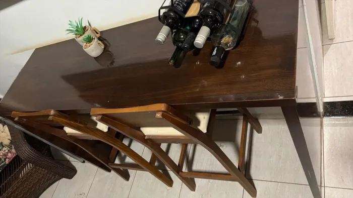 Balcão madeira com banquetas