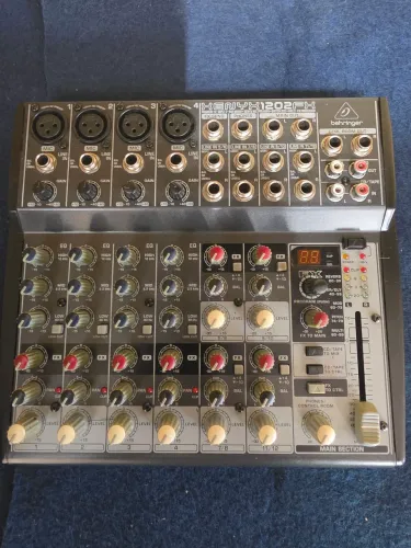 Mesa de Behringer Henyx 1202 FX