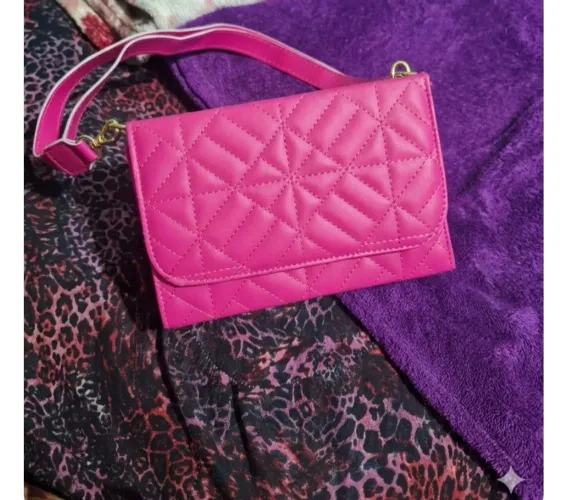 Bolsa de Lado Pink com Alça Regulável e Aba Frontal