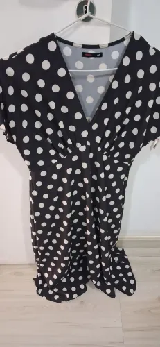 Vestido preto de bolinha branca